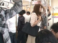 Chica bonita japonesa obtiene coño digitación en un autobús