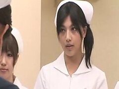 Preciosa putita enfermera Japonesa sabe muy bien como cuidar de la verga caliente de su paciente