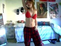 Esta chica despertó en un gran estado de ánimo, así que ella está bailando alrededor mitad desnuda como ella lo graba todo con su webcam.