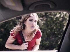 Ingenua pequeña MILF folla a un extranjero Pervertido al aire libre. Ingenua pequeña MILF Kristen Scott se folla a un extraño pervertido con pene grande al aire libre después de que él recogió a su nena caliente encontró su arma y sacó su verdadera ella s