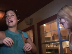 Dos chicas bastante lesbianas besándose con pasión