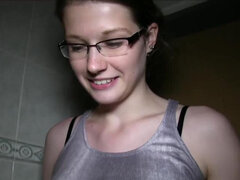 PublicAgent Chica caliente con gafas folla en un baño público. PublicAgent Chica con gafas calientes folla en un baño público