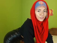 Muslimgirl en falda de cuero precioso